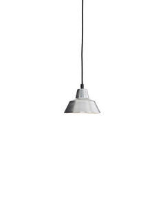 Hængelampe med skålformet aluminiums skærm og sort ledning, enkelt og funktionelt design.
